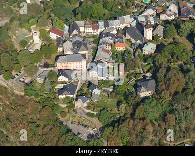 VUE AÉRIENNE. Cité médiévale de Conflans. Albertville, Savoie, Auvergne-Rhône-Alpes, France. Banque D'Images