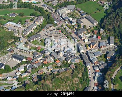 VUE AÉRIENNE. Village pittoresque de Beaufort sur les rives de la rivière Doron. Savoie, Auvergne-Rhône-Alpes, France. Banque D'Images