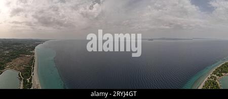 Photo aérienne drone au-dessus de l'océan bleu tropical et de la baie de Glarokavos à Paliouri, Halkidiki, Grèce Banque D'Images