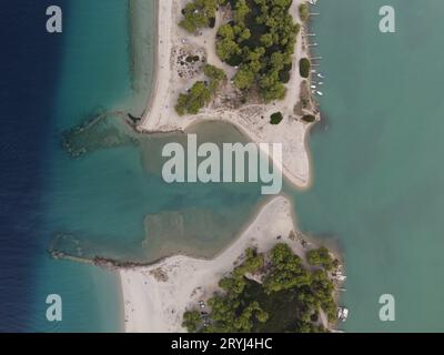 Photo aérienne drone au-dessus de l'océan bleu tropical et de la baie de Glarokavos à Paliouri, Halkidiki, Grèce Banque D'Images