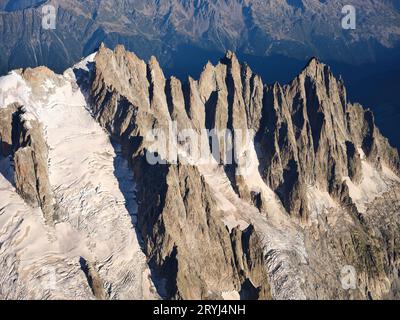 VUE AÉRIENNE. Vers du Plan Glacier et aiguilles de Chamonix avec de gauche à droite : Plan, Blaitière et Grépon Peaks. Chamonix, France. Banque D'Images