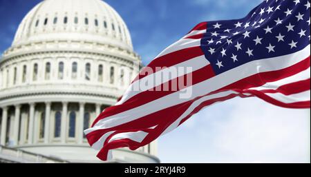 Drapeau des États-Unis agitant avec le Capitole américain flou en arrière-plan Banque D'Images