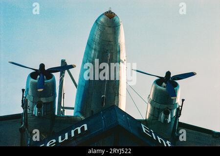 Un avion militaire C3 Douglas C47 Airtrain des années 1940, monté sur le toit du musée allemand de la technologie. Berlin, Allemagne, image prise sur film couleur analogique. Banque D'Images