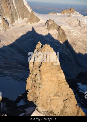 VUE AÉRIENNE. Dent du géant (altitude : 4013 mètres) et son ombre sur le glacier géant. Chamonix, haute-Savoie, Auvergne-Rhône-Alpes, France. Banque D'Images