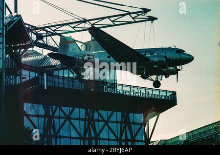 Un avion militaire C3 Douglas C47 Airtrain des années 1940, monté sur le toit du musée allemand de la technologie. Berlin, Allemagne, image prise sur film couleur analogique. Banque D'Images