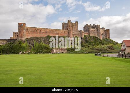 Château de Bamburgh sur la côte ne de l'Angleterre dans le Northumberland. Banque D'Images