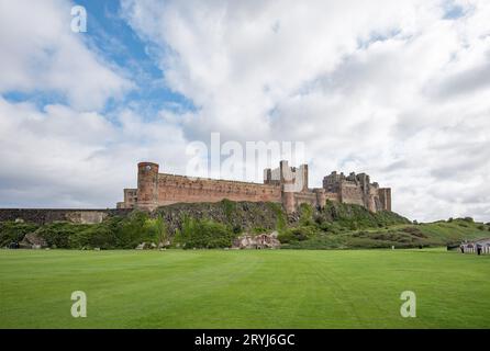 Château de Bamburgh sur la côte ne de l'Angleterre dans le Northumberland. Banque D'Images