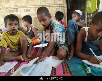 Les enfants Rohingya apprennent dans un centre éducatif. Banque D'Images