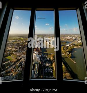 Vue depuis le Rheinturm sur le Medienhafen et le Rhin, Duesseldorf, Allemagne, Europe Banque D'Images