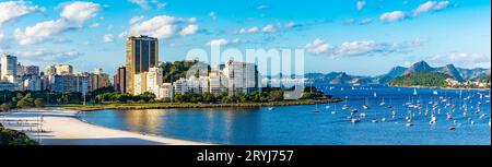 Plage de Botafogo et baie de Guanabara avec la montagne du pain de sucre Banque D'Images