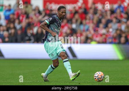 Ethan Pinnock #5 de Brentford passe le ballon lors du match de Premier League Nottingham Forest vs Brentford à City Ground, Nottingham, Royaume-Uni, le 1 octobre 2023 (photo de Mark Cosgrove/News Images) Banque D'Images