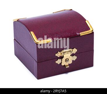 Boîte de bague à bijoux découpée sur blanc. Banque D'Images
