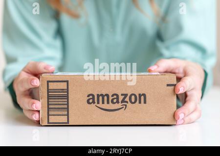 Abu Dhabi, Émirats arabes Unis - 14 juin 2022 : boîte en carton livrée d'Amazon entre les mains d'une femme Banque D'Images