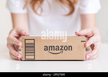 Abu Dhabi, Émirats arabes Unis - 14 juin 2022 : Femme recevant une boîte en carton livrée par Amazon Banque D'Images