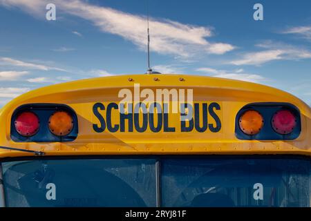 Près d'un panneau jaune d'AUTOBUS SCOLAIRE. Concept : transport des étudiants. Banque D'Images
