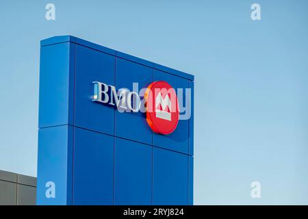 Calgary, Alberta, Canada. 17 mars 2023. Une BMO Banque de Montréal chante dans une succursale. Banque D'Images