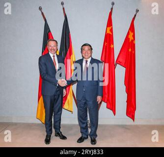 Francfort, Allemagne. 1 octobre 2023. Le vice-premier ministre chinois He Lifeng, également membre du bureau politique du comité central du Parti communiste chinois et chef de file chinois du troisième dialogue financier de haut niveau Chine-Allemagne, serre la main de Christian Lindner, ministre fédéral des Finances et chef de file allemand du dialogue, avant les pourparlers de Francfort, Allemagne, le 1 octobre 2023. Le troisième dialogue financier de haut niveau Chine-Allemagne, coprésidé par lui et Lindner, s'est tenu dimanche à Francfort. Crédit : Zhang Fan/Xinhua/Alamy Live News Banque D'Images