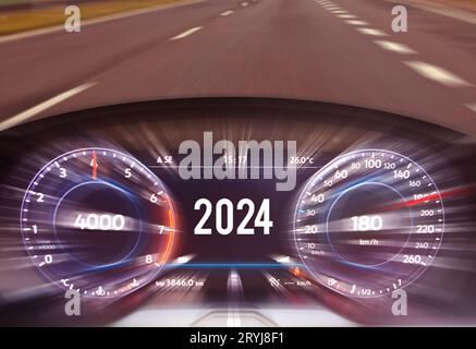2024 sur le compteur de vitesse de la voiture moderne. Vitesse rapide sur le compteur de vitesse. Route Banque D'Images