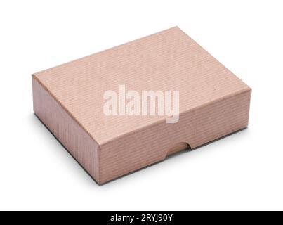 Petite boîte brune découpée sur blanc. Banque D'Images