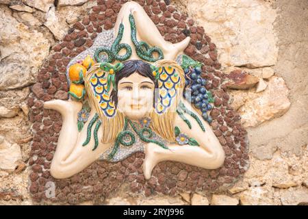 Symbole de Trinacria sur un mur à Taormina Banque D'Images