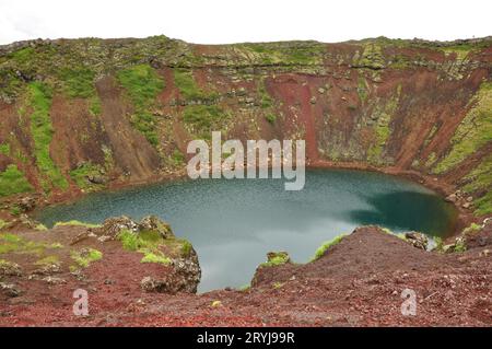 Vue aérienne du lac Kerid Crater en Islande Banque D'Images