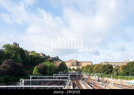Édimbourg, Écosse, Royaume-Uni - The National (National Galleries of Scotland) de William Playfair (rénovation par Hopkins Architects) à travers la gare de Waverley Banque D'Images