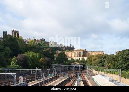 Édimbourg, Écosse, Royaume-Uni - The National (National Galleries of Scotland) de William Playfair (rénovation par Hopkins Architects) à travers la gare de Waverley Banque D'Images