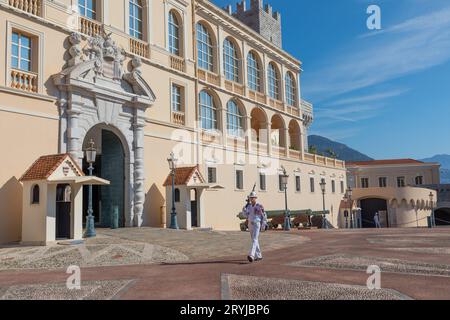 Monte Carlo - garde avec uniforme d'été à pied devant le Palais Royal Banque D'Images