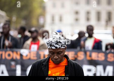 Un immigrant sans papiers vu lors de la manifestation contre la spéculation immobilière. Une démonstration de réduction de la demande de loyers, de prix de l’énergie et de logements plus abordables en France a eu lieu sur la place du Châtelet, à Paris. Des centaines de personnes se sont rassemblées pour protester contre la spéculation immobilière, la crise du logement, la loi Darmanin et la loi Kasbare. Banque D'Images