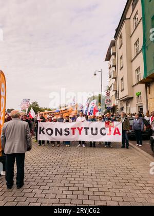 Cracovie, Pologne - octobre 01 2023 : beaucoup de gens se rassemblent pour une marche politique avant les élections législatives dans toute la Pologne le 15 octobre 2023 Banque D'Images