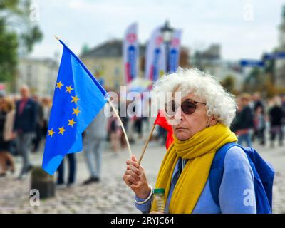 Cracovie, Pologne - octobre 01 2023 : une femme portant un drapeau européen lors d'une marche politique avant les élections en Pologne, Europe Banque D'Images