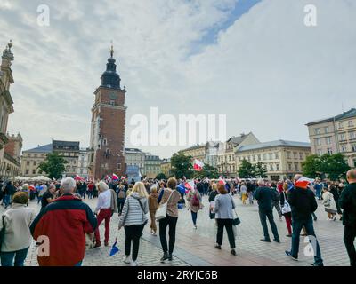 Cracovie, Pologne - octobre 01 2023 : beaucoup de gens se rassemblent pour une marche politique dans le centre-ville avant les élections législatives dans toute la Pologne le 15e OC Banque D'Images