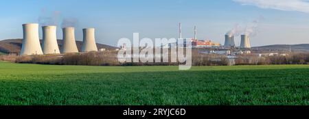 Vue panoramique de la centrale nucléaire de Mochovce. Centrale nucléaire. Slovaquie. Banque D'Images