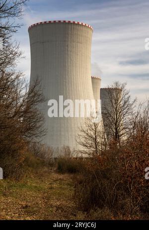 Centrale nucléaire. Tours de refroidissement. Centrale nucléaire. Mochovce. Slovaquie. Banque D'Images