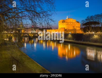 Pont Sant'Angelo et basilique Saint-Ange Pierre la nuit à Rome, Italie Banque D'Images