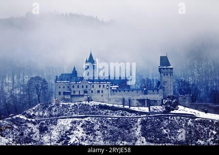 Château d'Altena avec brouillard en hiver, Altena, Sauerland, Rhénanie du Nord-Westphalie, Allemagne, Europe Banque D'Images