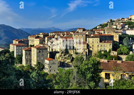 Panorama de Sartène, Corse, village de montagne composé de bâtiments en granit. Depuis le balcon d'une chambre du Best Western Hotel San Damianu - Sartène Banque D'Images