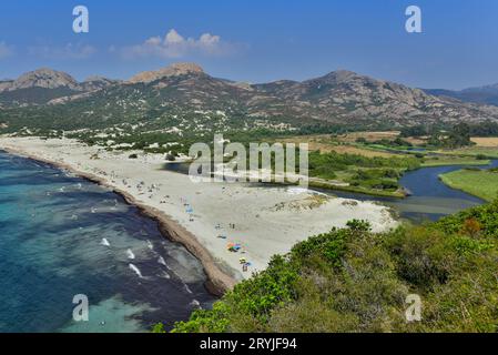 Plage de l'Ostriconi, Palasca, Corse, France. Facilement l'une des plages les plus pittoresques de la Méditerranée. Mieux pour le surf que la natation cependant. Banque D'Images