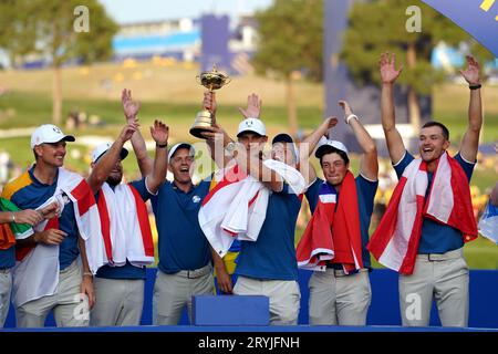 Rory McIlroy, membre de l'équipe Europe, lève le trophée Ryder Cup après que l'Europe a repris la Ryder Cup après avoir remporté la victoire sur les États-Unis le troisième jour de la 44e Ryder Cup au Marco Simone Golf and Country Club, Rome, Italie. Date de la photo : dimanche 1 octobre 2023. Banque D'Images