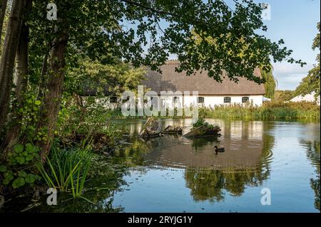 Bâtiment blanc à l'abbaye d'Esrum reflétant dans l'étang, Danemark, 30 septembre 2023 Banque D'Images