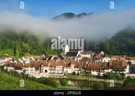 La Suisse, Canton du Jura, Saint Ursanne, mediaevel ville historique traversée par la rivière Doubs Banque D'Images