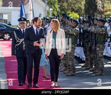 Nicosie, Chypre. 1 octobre 2023. Le Président de Chypre, NICOS CHRISTODOULIDES (à gauche), s’entretient avec ROBERTA METSOLA, Présidente du Parlement européen, lors d’une cérémonie de bienvenue au Palais présidentiel. Metsola est en visite à Chypre pour assister aux célébrations de la fête de l'indépendance de Chypre et pour discuter avec Christodoulides. (Image de crédit : © Kostas Pikoulas/ZUMA Press Wire) USAGE ÉDITORIAL SEULEMENT! Non destiné à UN USAGE commercial ! Banque D'Images