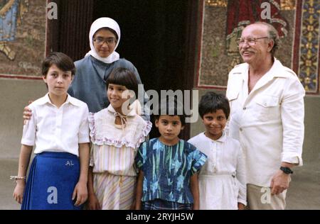 Comté d'Ilfov, Roumanie, 1990. Des orphelines vivant au monastère de Tiganesti, sous la garde de religieuses. Le journaliste Ioan Grigorescu (à droite) visite le monastère. Banque D'Images