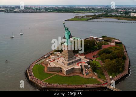 Paysage urbain aérien sur la statue de Lady Liberty dans le quartier libertaire de l'île de New York. Ce monument est la statue de la liberté aux Etats-Unis: Banque D'Images