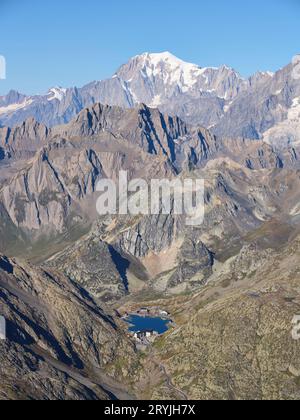 VUE AÉRIENNE. Col du Grand Saint-Bernard (au bord du lac). La deuxième moitié du lac au Mont blanc au loin est l'Italie, premier plan est la Suisse. Banque D'Images