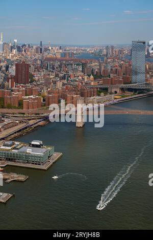 Vue aérienne du pont de Brooklyn à Newy York, Lower Manhattan. À côté du bâtiment du one World Trade Center. Ce pont relie Manhattan t Banque D'Images