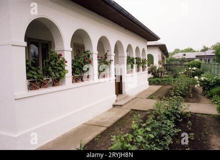 Comté d'Ilfov, Roumanie, 1990. Le logement de la religieuse au monastère de Tiganesti, dans le style architectural traditionnel de la région. Banque D'Images