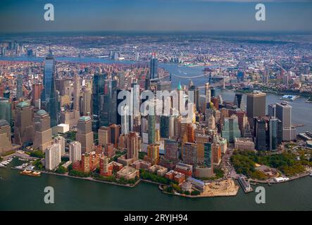 Paysage urbain aérien sur les gratte-ciel de la ville de New york. Lower Manhattan distique d'affaires avec One World Trade Center. Brooklyn est sur le fond wi Banque D'Images