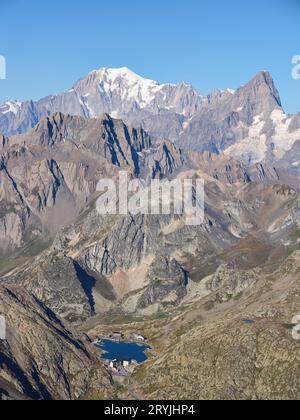 VUE AÉRIENNE. Col du Grand Saint-Bernard (au bord du lac). La deuxième moitié du lac au Mont blanc au loin est l'Italie, premier plan est la Suisse. Banque D'Images