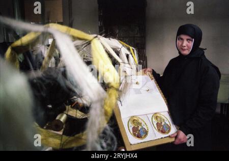 Comté d'Ilfov, Roumanie, 1990. Nonne dans l'atelier du monastère de Tiganesti. Banque D'Images